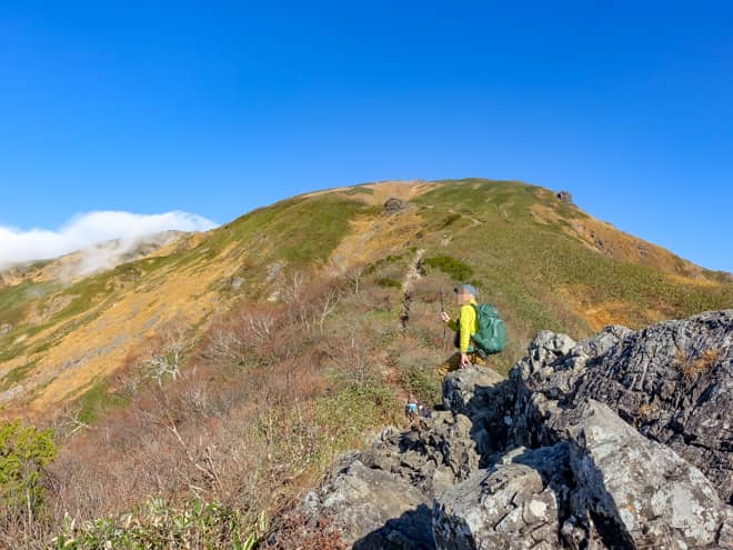 奥の方に見える巨大な岩が天狗の留まり場です