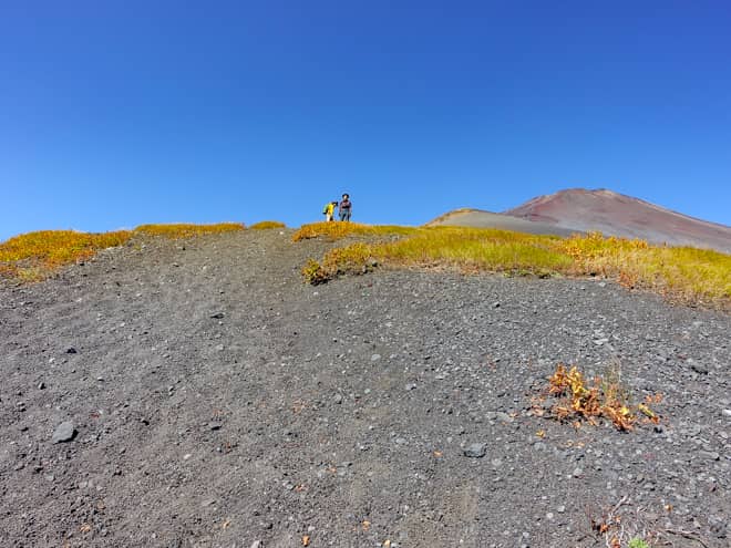 富士山と宝永山の先端が見えてきました