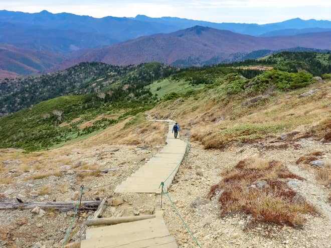 小至仏山以降は蛇紋岩に覆われた登山道は少なくなり