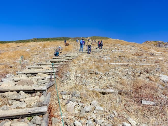 山小屋までの道のりは階段が整備されている