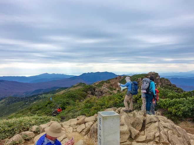 山頂は思っていたよりも狭く