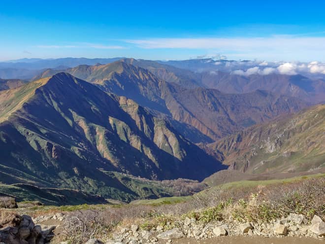 山頂は360度パノラマビューの絶景が広がり