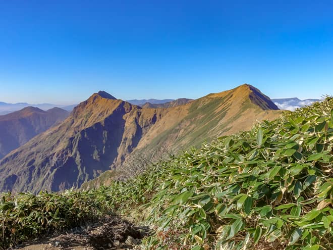 左に目を向けると美しい稜線と
