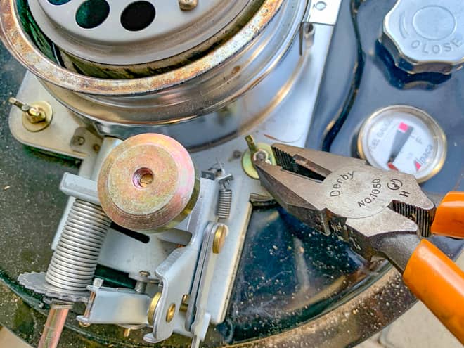 手で外せない場合は