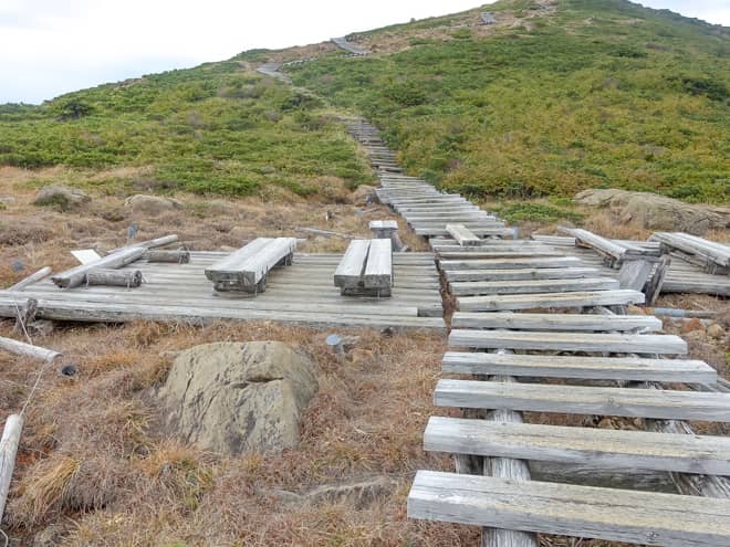 果てしなく続く、登り辛い階段