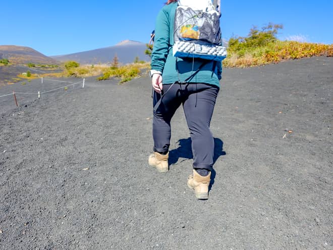 砂や砂利で覆われてた登山道は非常に登り辛く