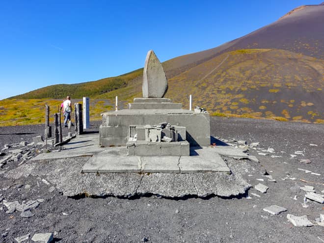 祠は周りの塀は朽ち果てていました