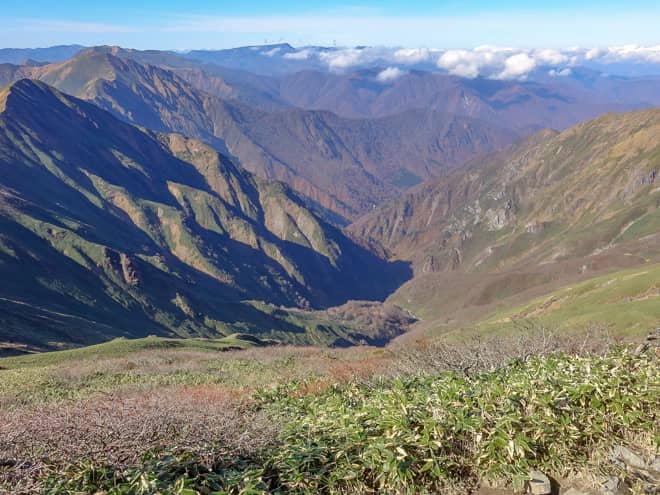 西側に目を向けると谷川岳の谷が圧巻です