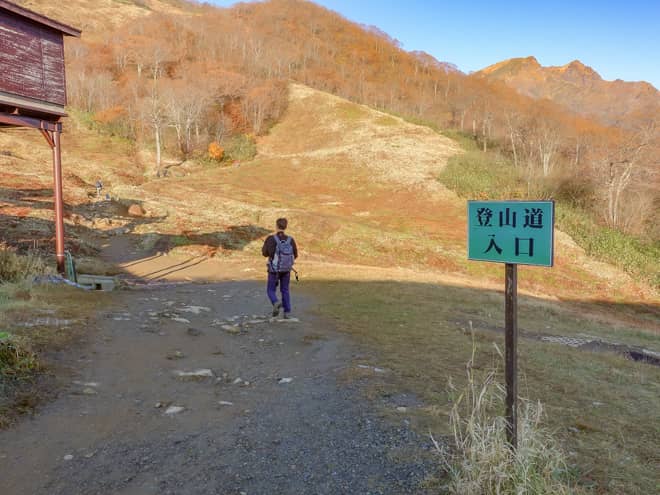 谷川岳の登山口はリフト乗り場手前にあります