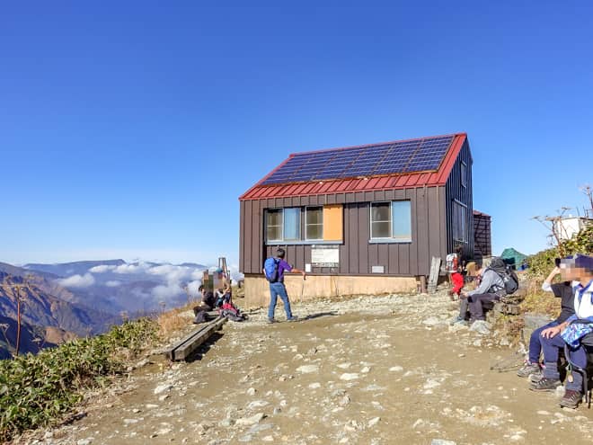 谷川岳肩の小屋にはトイレや売店があるので
