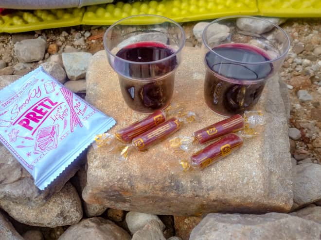 赤ワインとサラミ