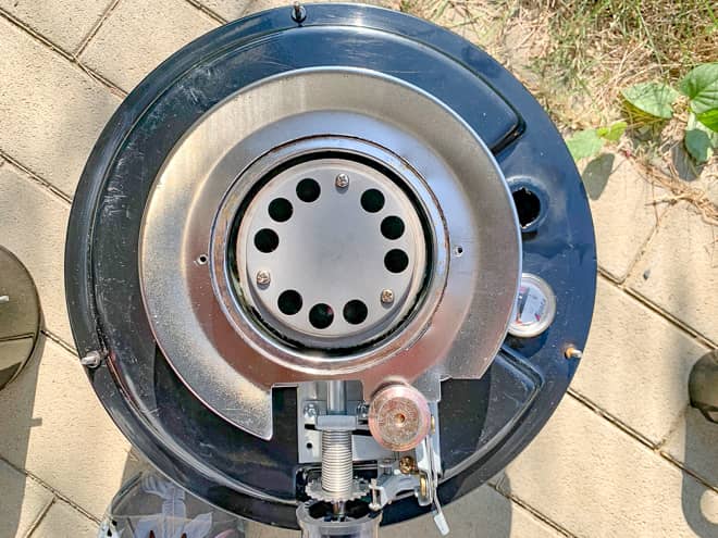 金属製のカバーを載せて