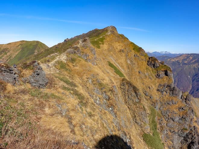 鞍部から眺めるオキの耳は岩が美しい険しい山容で