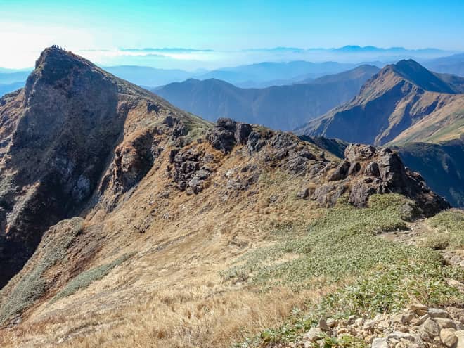 鞍部から眺めるトマの耳は