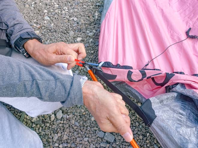 それぞれのグロメットにポールを差し込みます