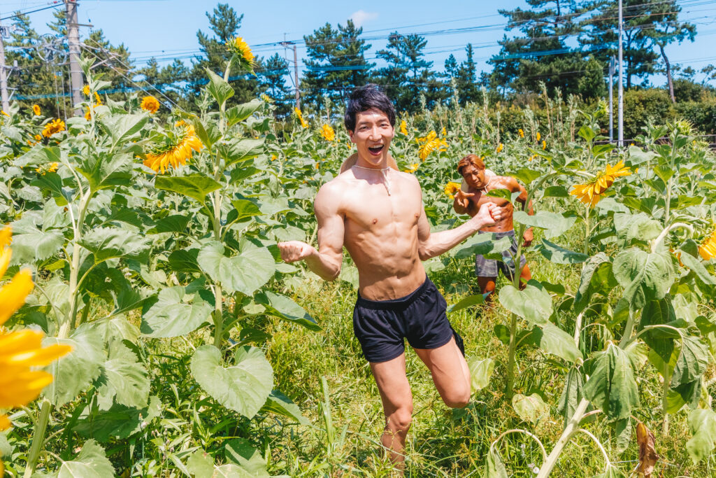 ひまわり畑でマッチョをつかまえて