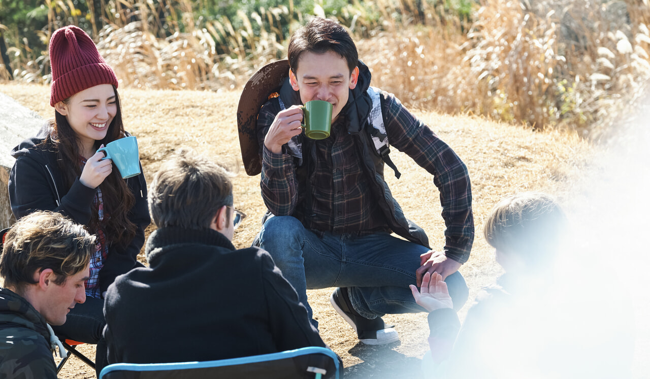 アウトドア活動を楽しむ外国人