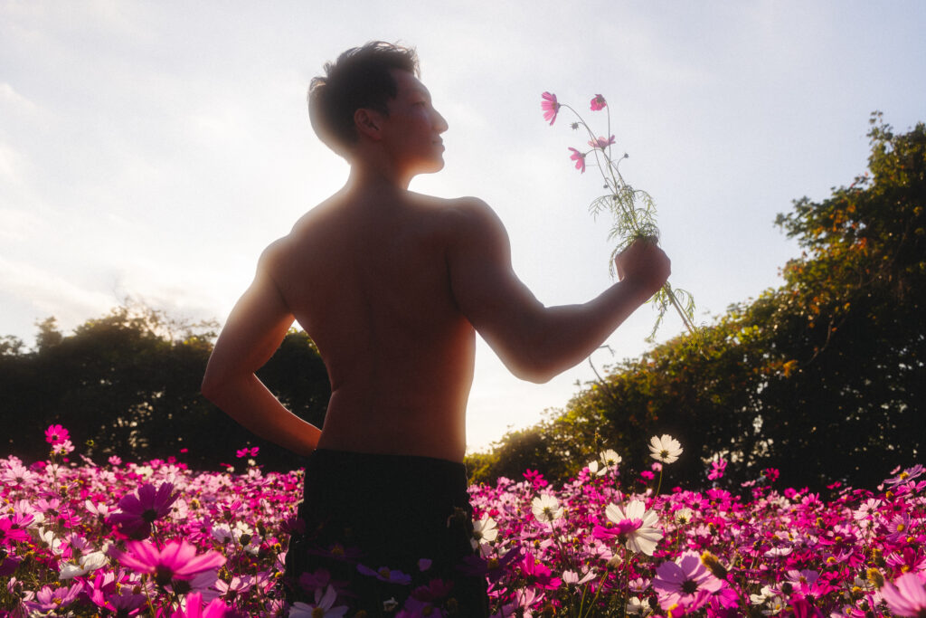 コスモスを感じるマッチョ