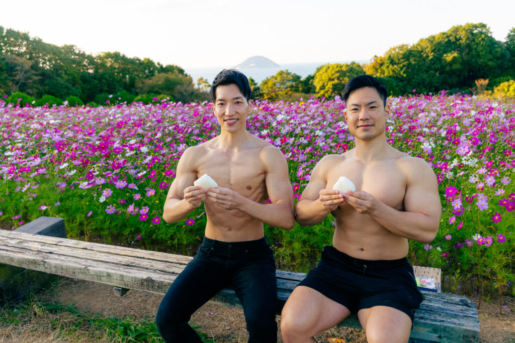 コスモス畑でおにぎりを頂くマッチョ