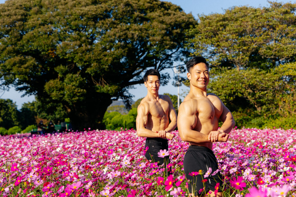 コスモス畑でサイドチェストするマッチョ