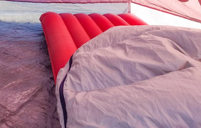 テント内の奥行きは200センチ