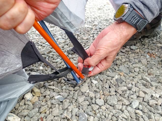 テント本体の、灰色の2本のポール