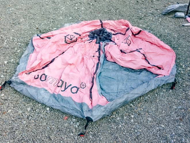 テント本体をしっかり広げます