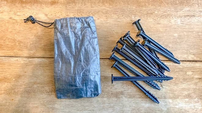 ペグもダイニーマ製の袋に入っていて