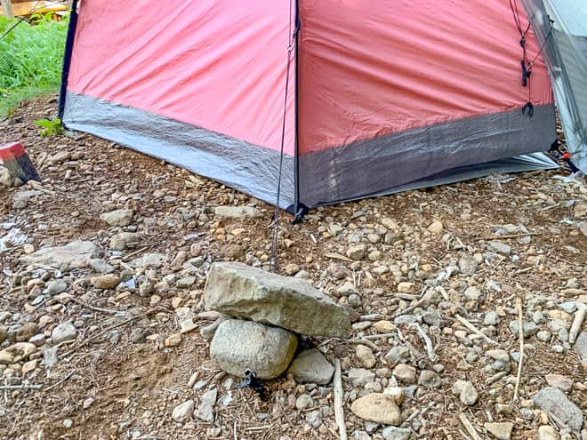 仕上げに残りのペグダウンを済ませ
