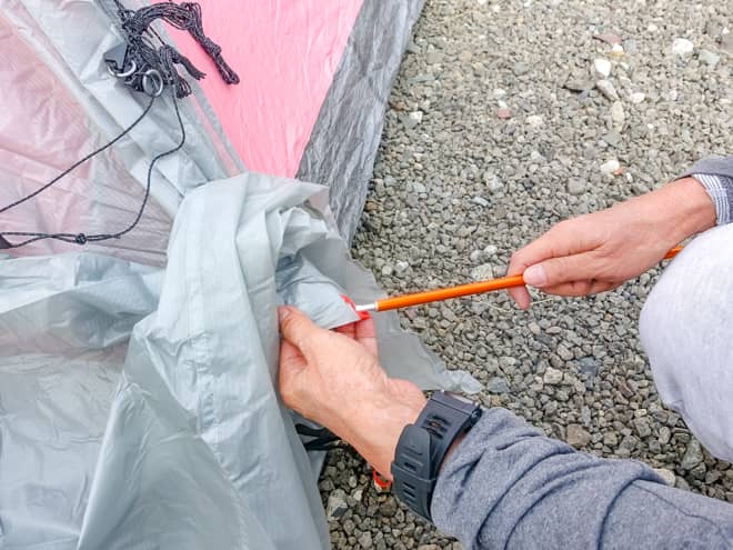 前室にオレンジ色のポールを通します