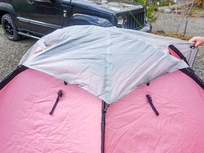 前室の天井部分をテント本体天井に接続しま