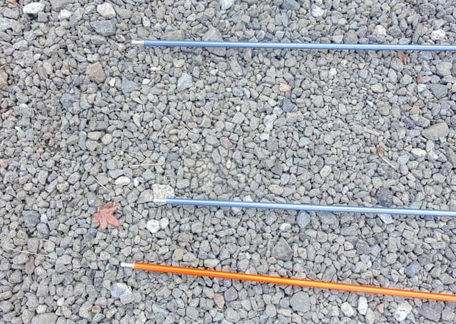 反対側はグロメットに差し込み