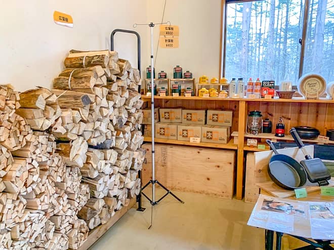 売店には薪と炭をはじめ