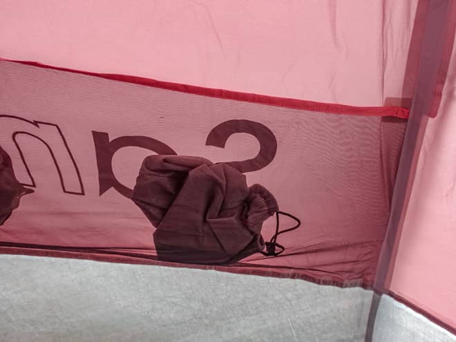 大型のメッシュポケットが両サイドに2か所