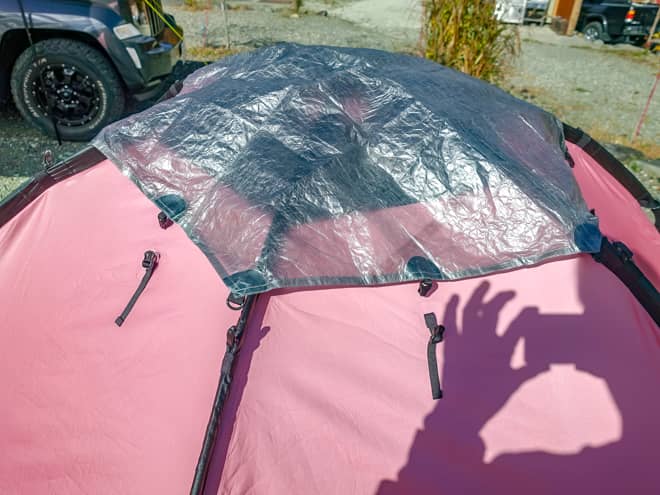 天井部分にあるダイニーマ製のシートを取り外します