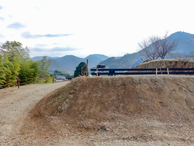 車はバックして入庫しないと帰る時に大変 (2)