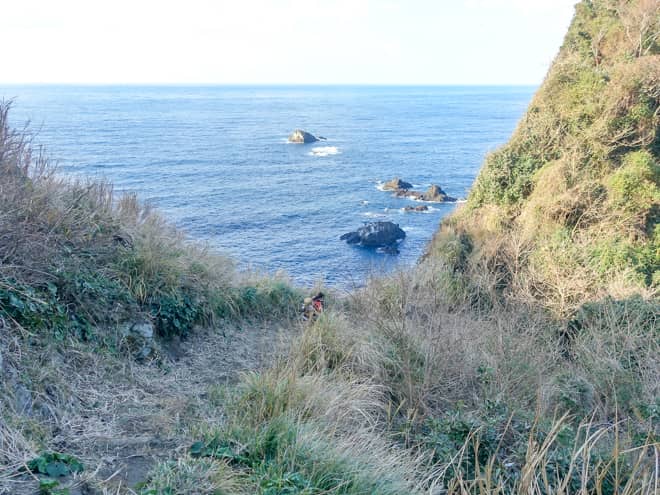 ここから急こう配の足場も悪い山道を
