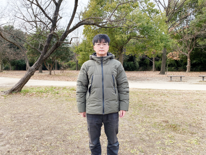 キャンプ場に立っているキャンプクエスト編集部員