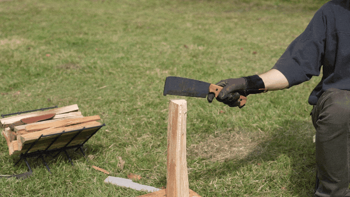 クロヒモリの薪割り風景