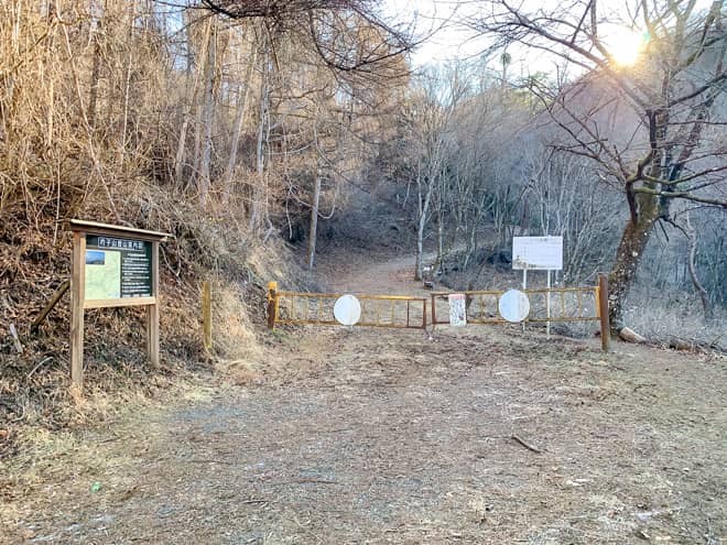 ゲートのある場所は「杓子山駐車場」で