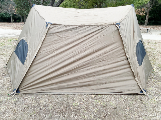 テント入口を閉めた画像