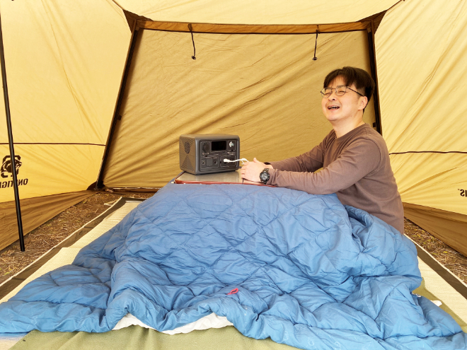 テントinコタツが温かすぎて感極まっている編集部員