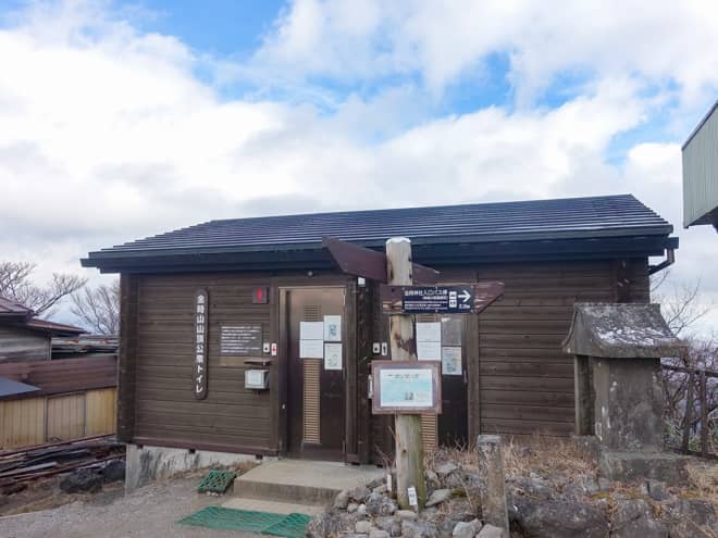 トイレは有料ですが立派な建物で