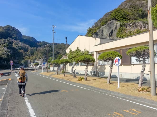 中木には立派なトイレや自動販売機があるので