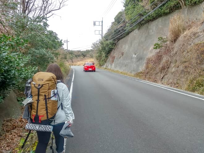 前半の約1.8キロ程度の道のりは車道歩きなので