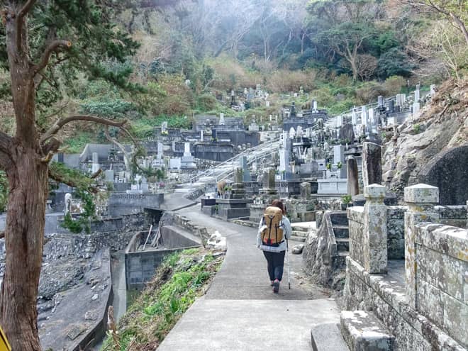 宝永軒寺院の階段を上り、お墓の前を通りすぎます