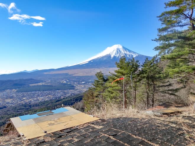 少し進むとパラグライダーの発射台