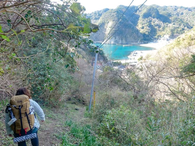 山道を下っていくと中木の集落