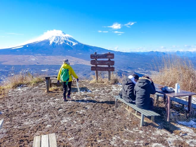 山頂は思っていた以上に広く
