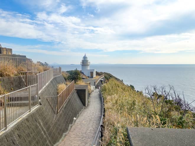 左手に見える灯台は「石廊埼灯台」